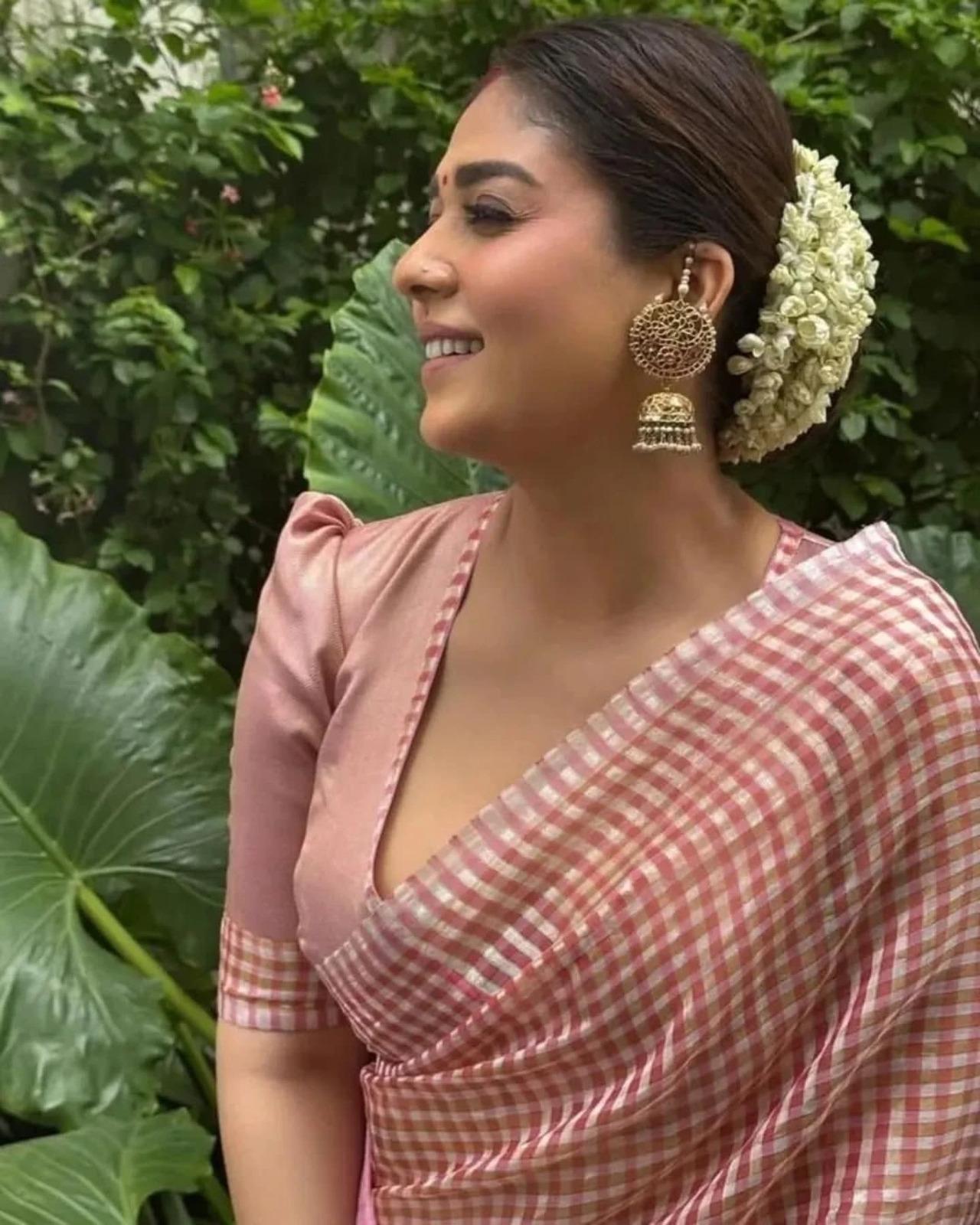 Nayanthara looked like a million bucks wearing a white and pink checked saree. The plain yet radiant pallu's beauty is enhanced by the delicate diamond motifs.