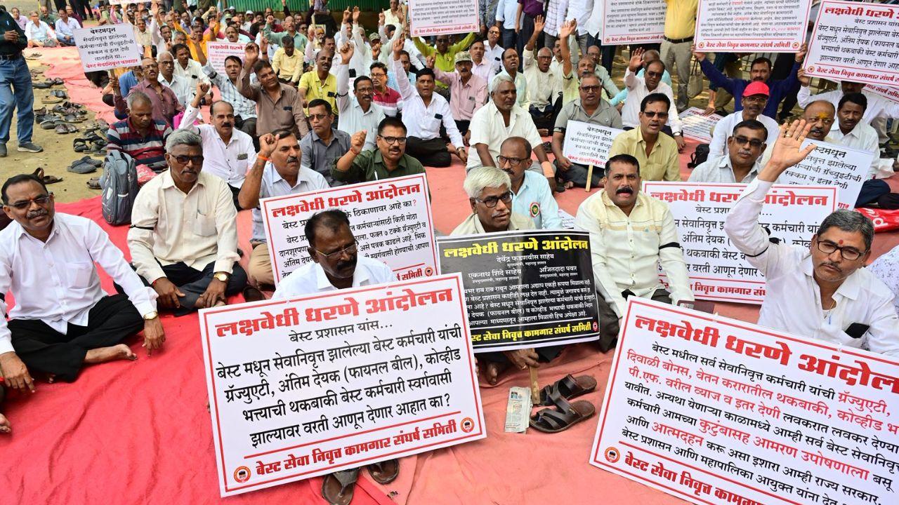 Retired BEST employees also gathered in large numbers at Azad Maidan, urging the administration to clear their pending PF dues without further delay