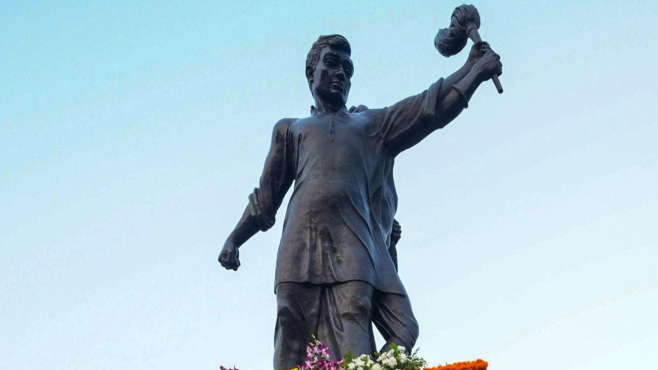 Leaders paid tribute to the martyrs who sacrificed their lives in the United Maharashtra movement