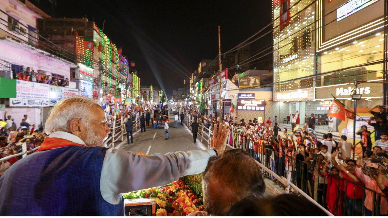 Women were seen in large numbers, trying to click photos and videos of the PM and showering petals on his vehicle, besides performing 'arti'