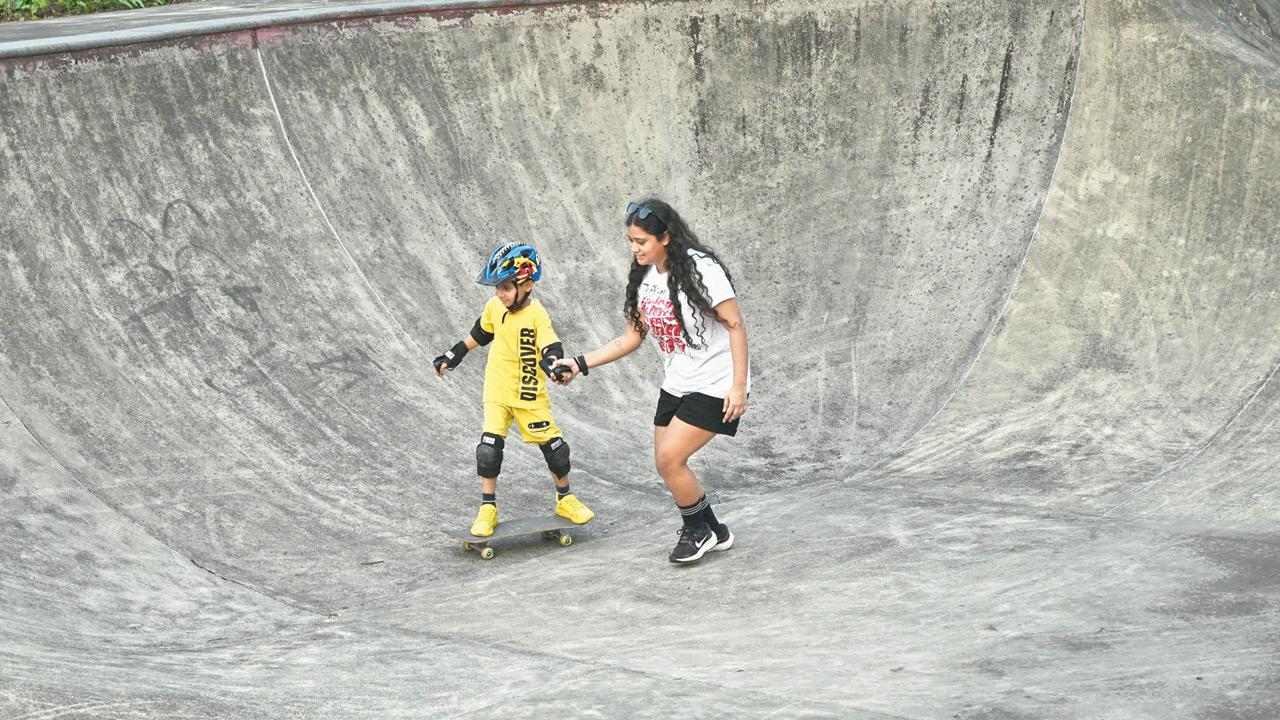 Antima Bisht teaching skateboarding to her students at Nerul Skatepark. PIC/SAYYED SAMEER ABEDI