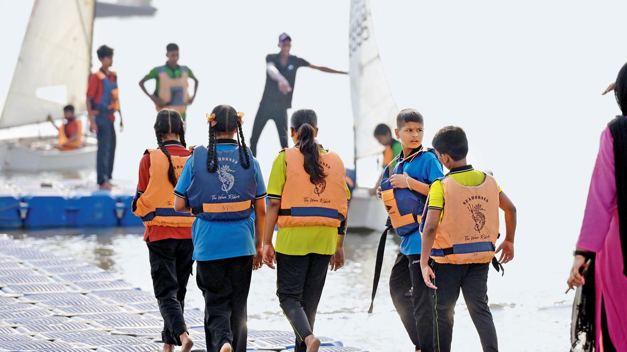 Mumbai: Army trains 30 BMC school students in sailing at Chowpatty
