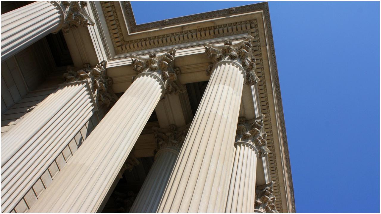 ArchitectureThe 220-year-old Town Hall features a grand flight of 30 majestic stone steps, eight Doric columns, teakwood floors, and Regency-style banisters — key elements of its neoclassical design and heritage value.