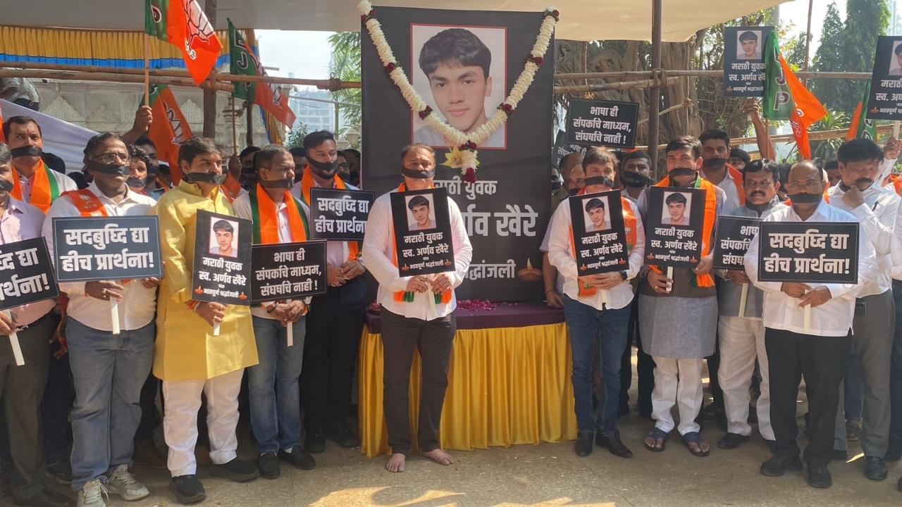 <p>The student committed suicide in Maharashtra`s Thane district after a group of people allegedly assaulted him on a Mumbai local train following an argument over not speaking in Marathi, police said on Thursday.</p>