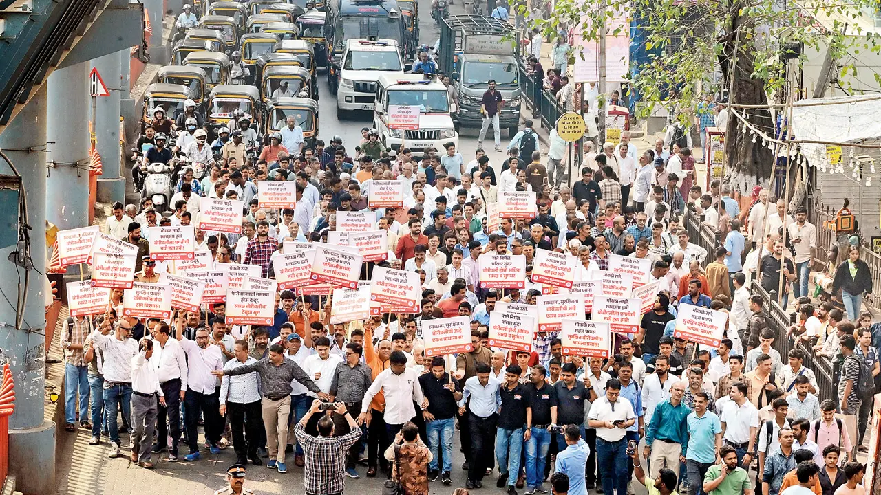Mumbai: Borivli shopkeepers shut 2,000 shops to protest barricaded crossings