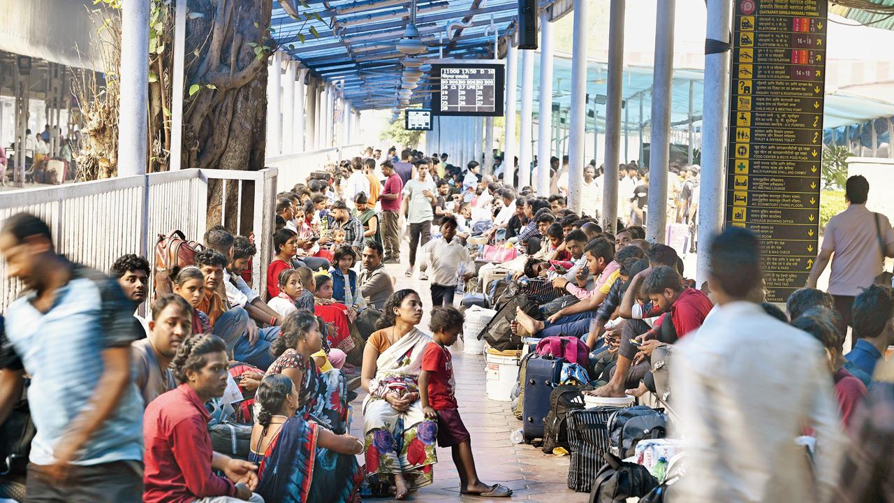 Railways clears plan for holding areas at 76 stations, including five in Mumbai Diwali rush at CSMT last month. PIC/ASHISH RAJE
