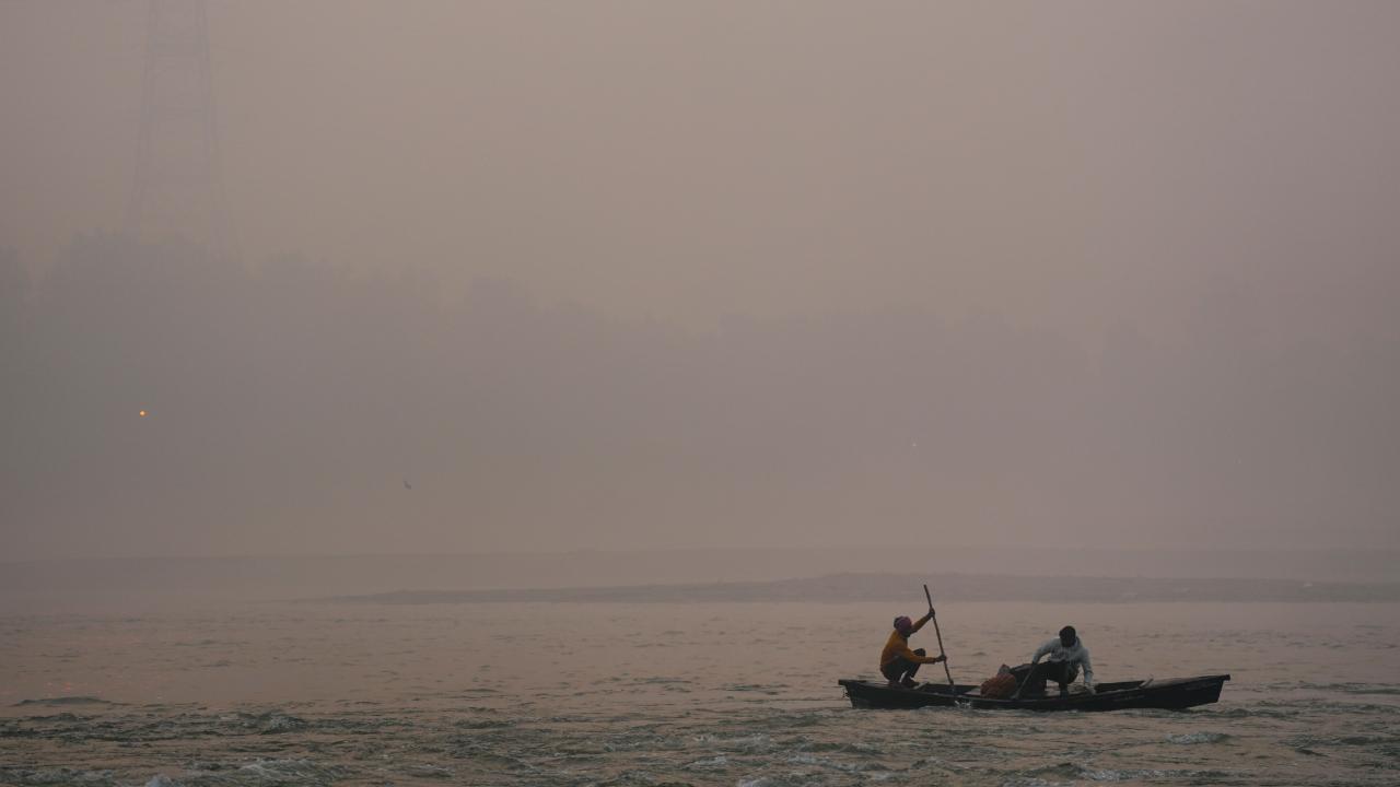 Air quality showed no improvement from Wednesday, when the AQI was 392 at 9 am and 4 pm.