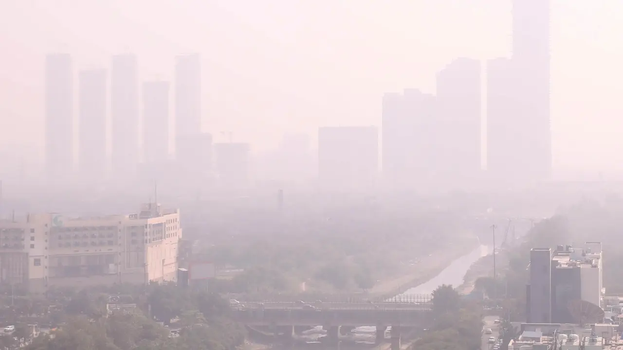 Delhi wakes up to thick smog; AQI at 345, air remains ‘very poor’