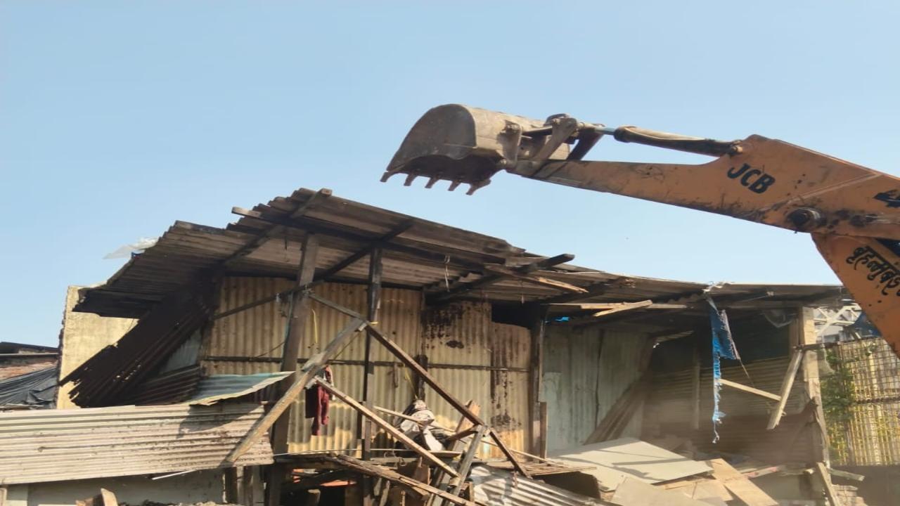 BMC razes 37 structures for Ghatkopar–Andheri Link Road widening work
