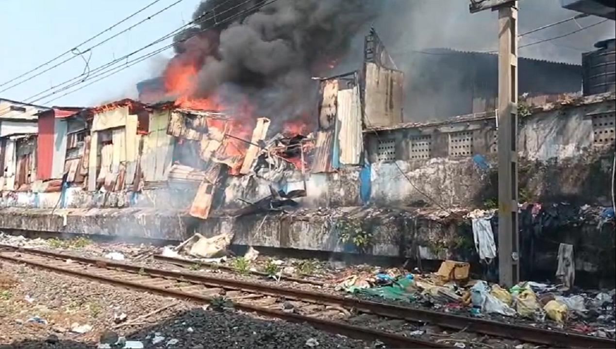 Mumbai: Fire breaks out in Dharavi, halts trains between Mahim and Bandra