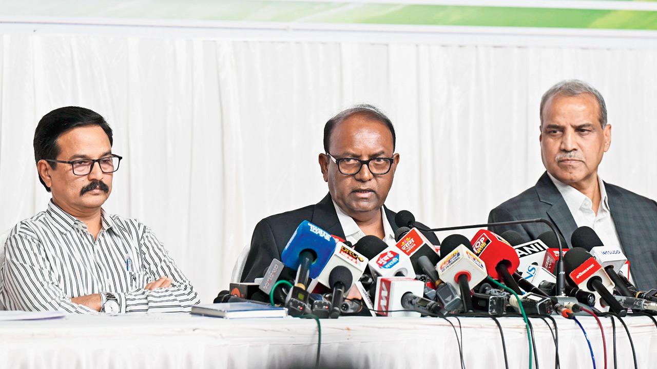 Duplicate voter names to be marked with ‘double star’, says Maharashtra SEC State Election Commissioner Dinesh Waghmare (centre) during the press conference at Sachivalay Gymkhana, Nariman Point, on Tuesday. PIC/SATEJ SHINDE
