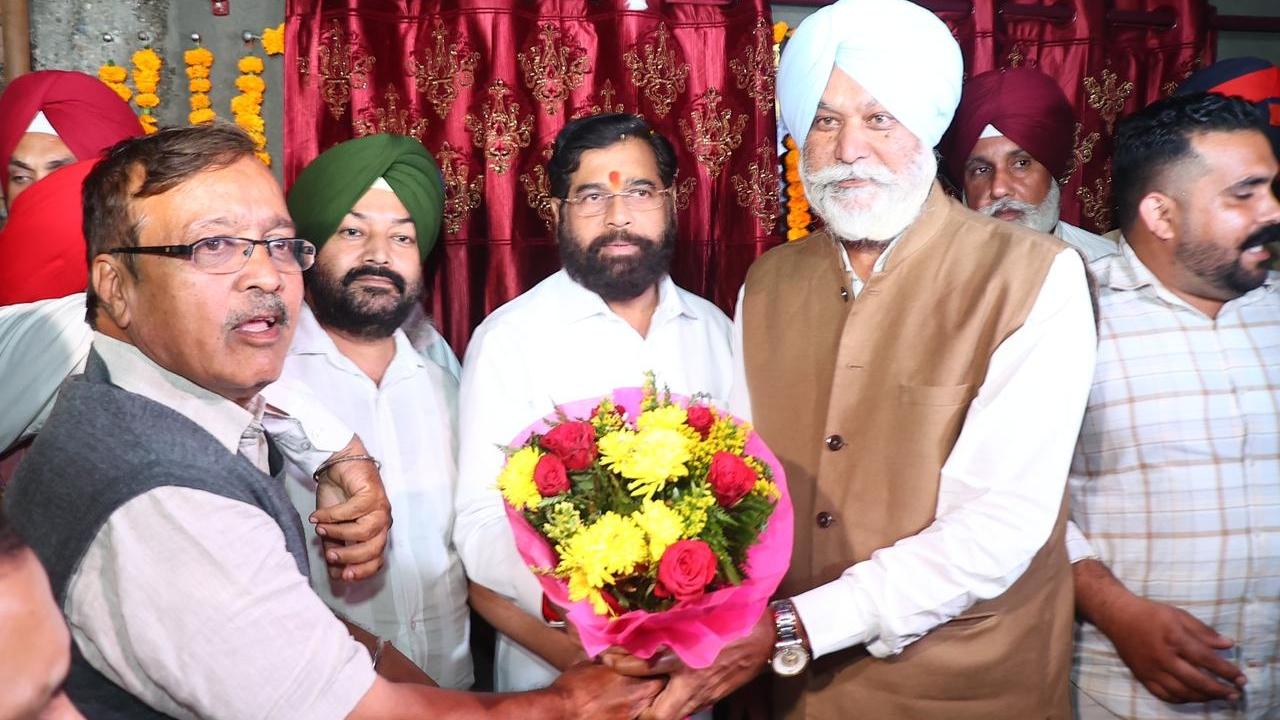 He described the day as spiritually significant, adding, “This morning I had the divine darshan of Lord Vitthal-Pandurang in Pandharpur, and by evening, I was blessed with Babaji’s darshan here in Ghuman — a divine coincidence”