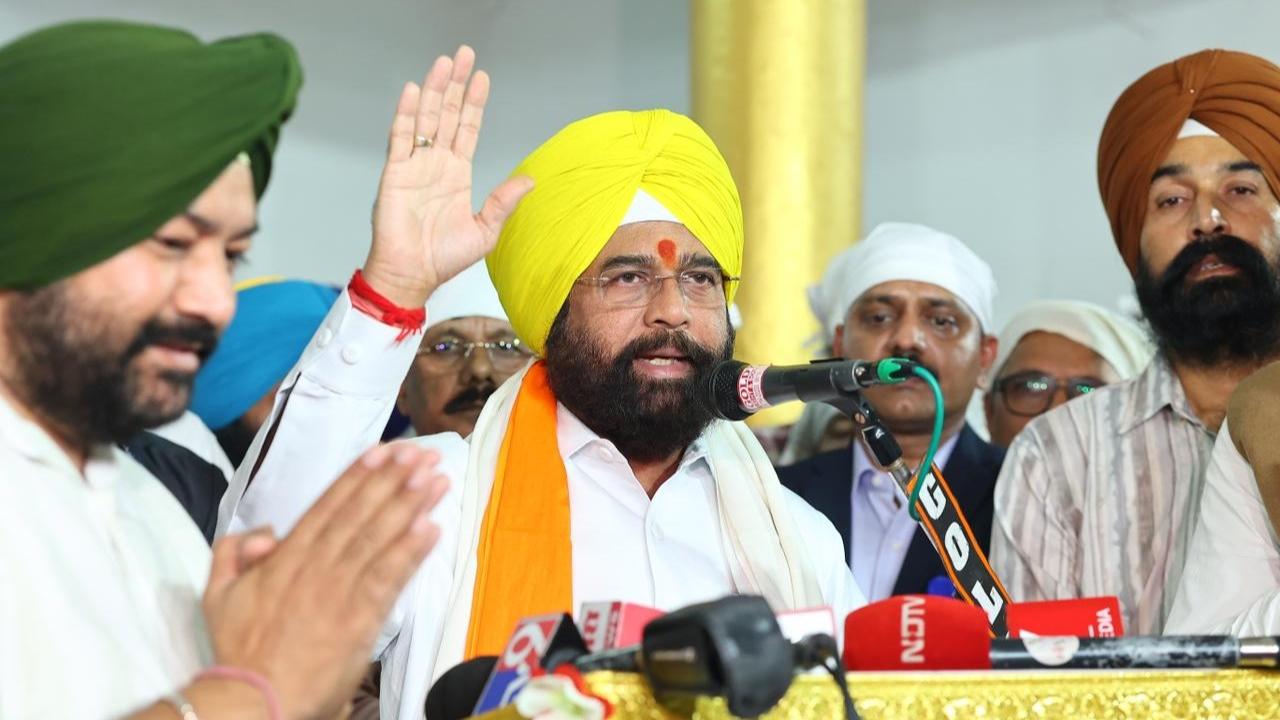 Praising Sant Namdev Maharaj’s universal teachings, Shinde said the saint “rose above caste and religion” and exemplified humility and love