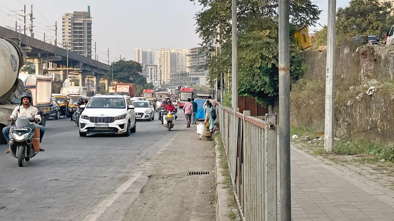 Goregaon’s footpath shunned as overgrown trees force pedestrians onto highway