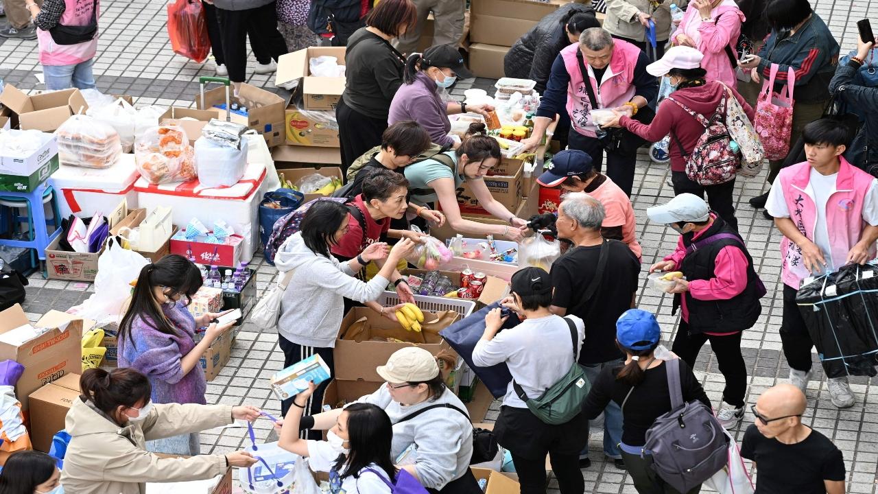 Local residents came to the aid of fire victims, distributing essentials such as food and clothing