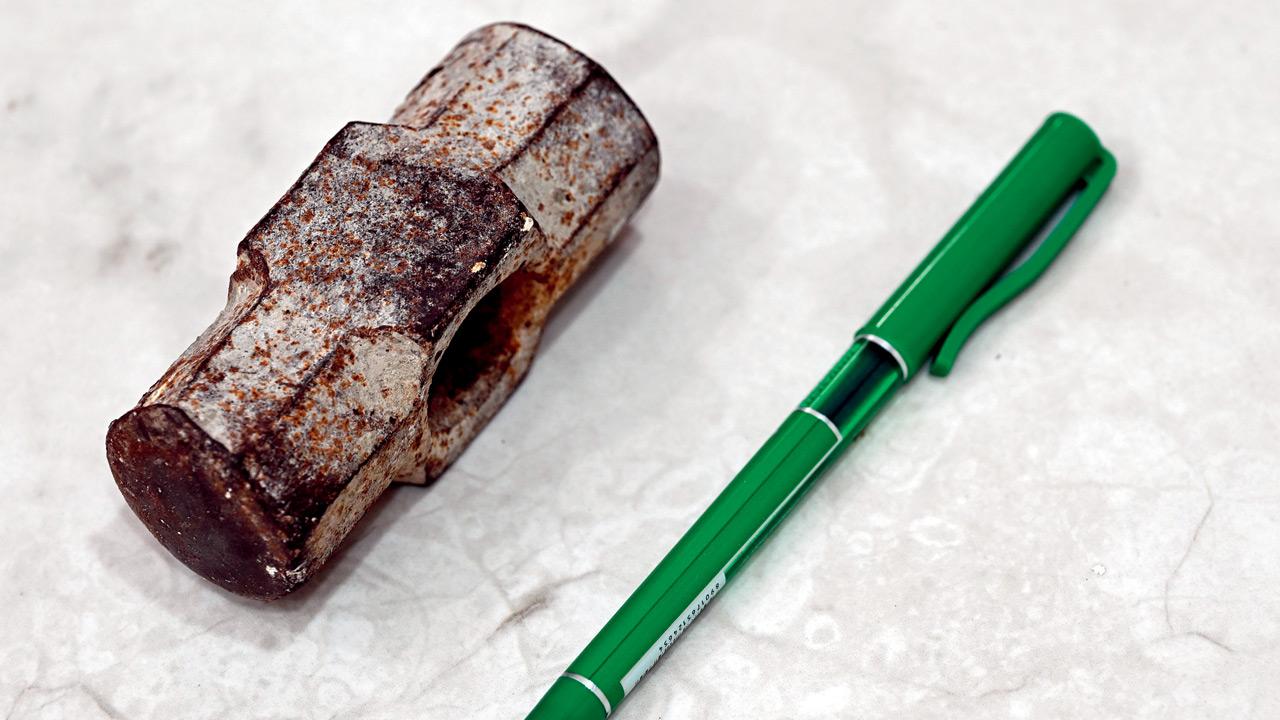 The hammer head, about the size of a pen, that fell on Aksha