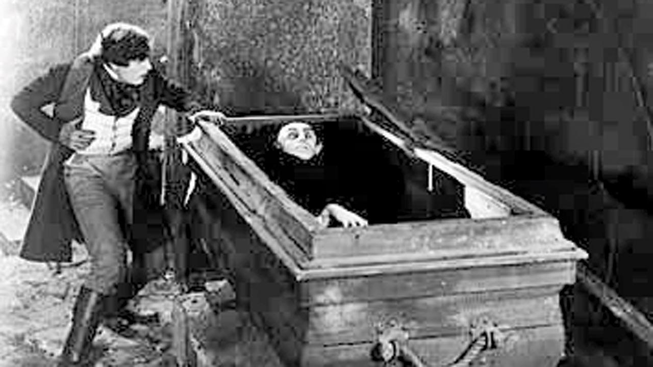 Hutter finds out about Count Orlok in Nosferatu (1922)