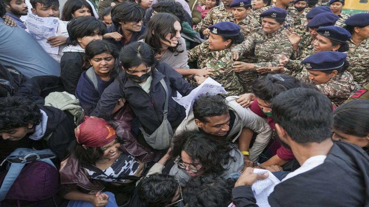 Air pollution protest: Delhi cops arrest 22 for assault, use of pepper spray