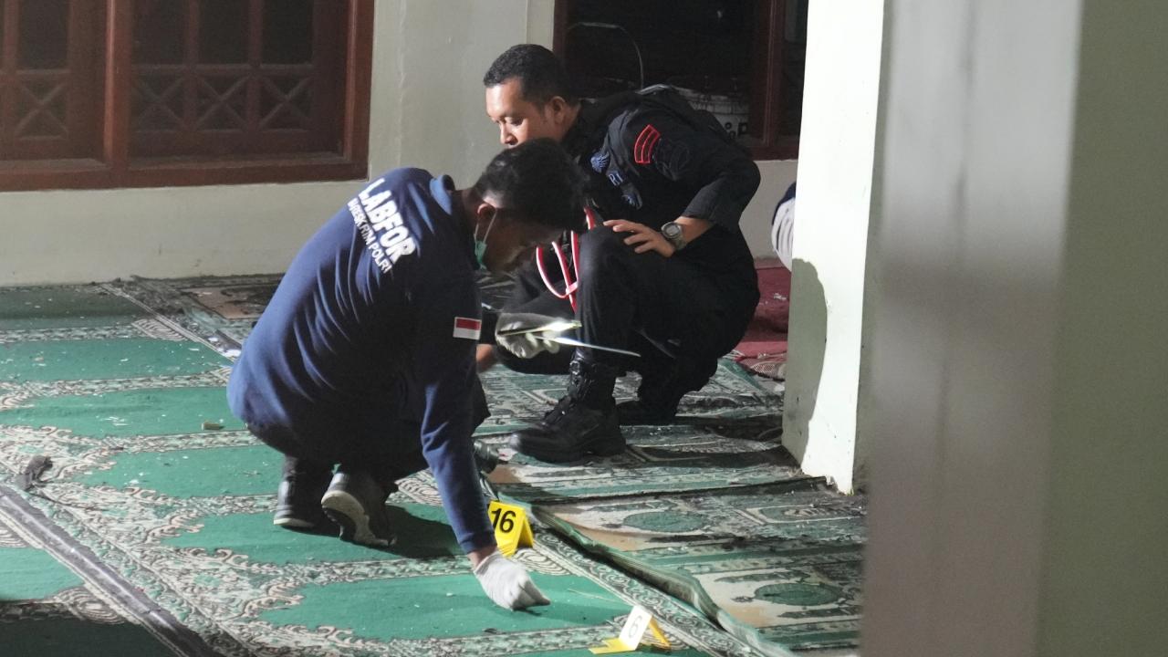 Police said they had recovered a toy submachine gun belonging to the suspect and inscribed with what appeared to be white supremacist slogans. However, they brushed away speculation that the blasts were a terror attack.