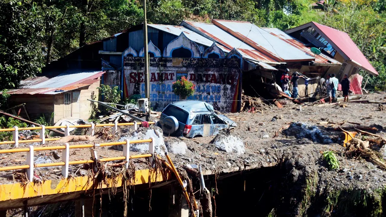 Indonesian floods: Survivor search on