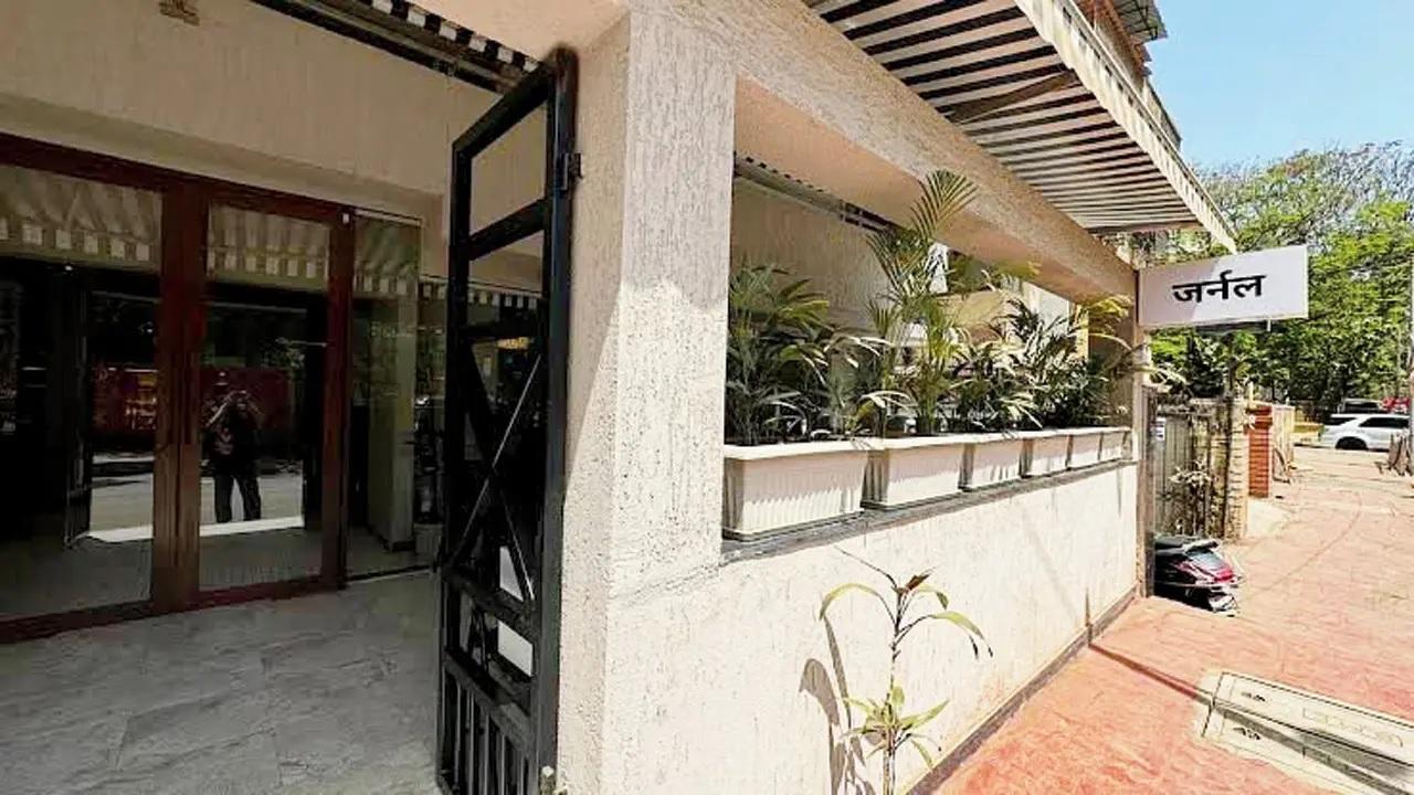 JournalA cosy all-day café in the heart of Santacruz where coffee, culture, and conversations come alive. From handcrafted brews to fresh bakery delights, every bite is made with love.Time 8 am to 11 pmAt Ground Floor, Parvati Building, N Avenue Road, Santacruz. Call 9004699654Log on to journal.bombayCost Rs 1400 for two