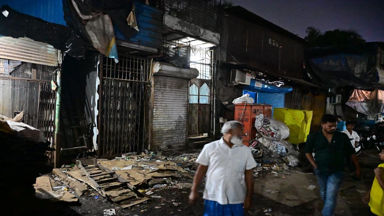 Hospital authorities confirmed that Ahmad Hussain (20) was declared brought dead, while Saba Shaikh (17) and Naushad Ansari (28) —both admitted to the ICU—remain in critical condition. Hussain’s body has been taken to Cooper Hospital for post-mortem