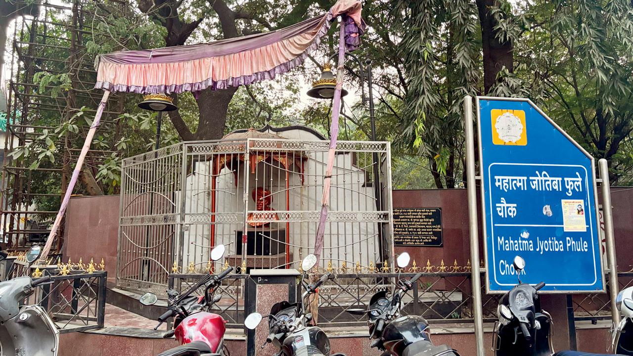 The statue of Mahatma Phule still stands at Mahatma Phule Chowk