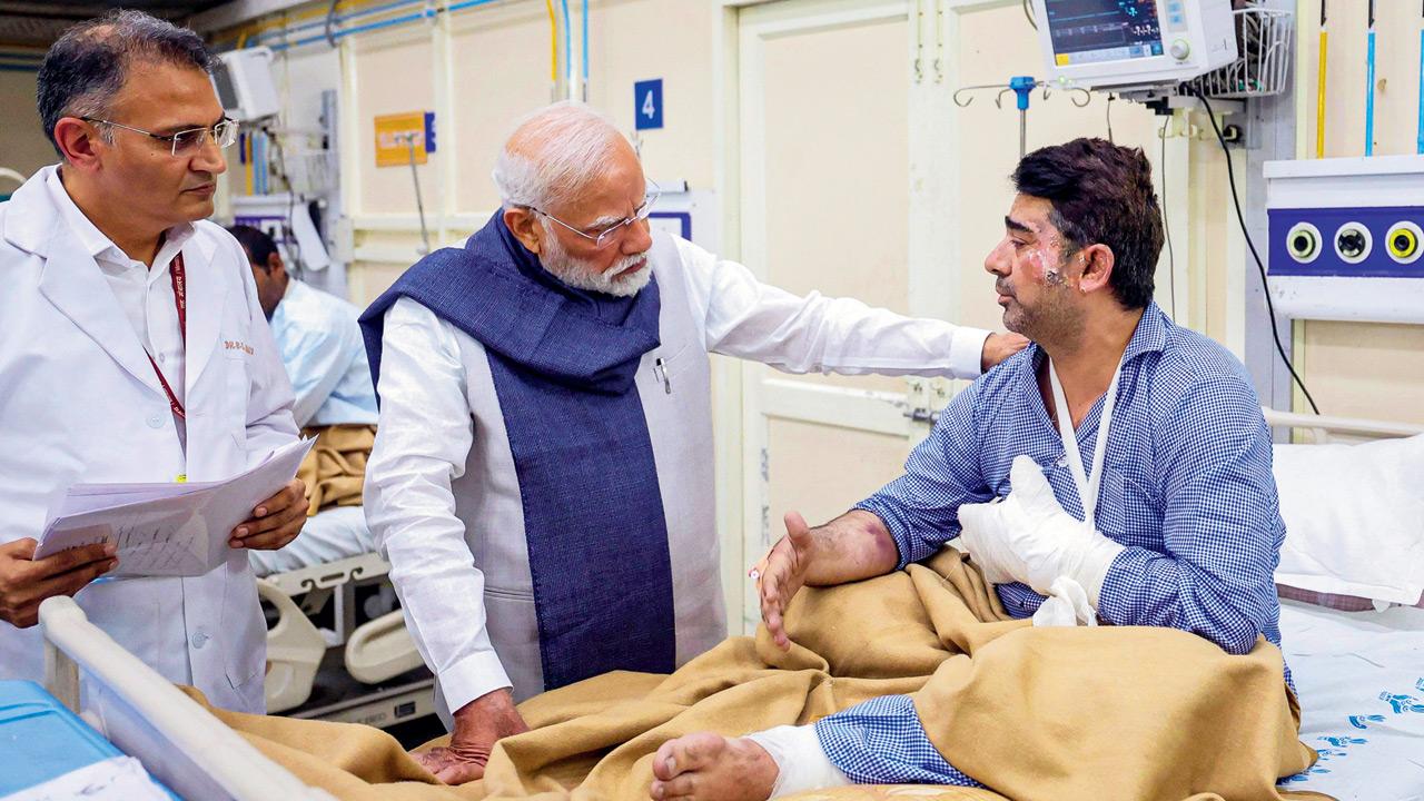 PM Narendra Modi meets injured victims at LNJP hospital in New Delhi on Wednesday