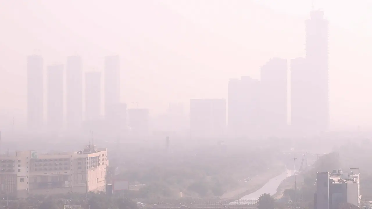 Delhi’s air quality remains ‘very poor’ at 309 as shallow fog blankets city Pic/PTI