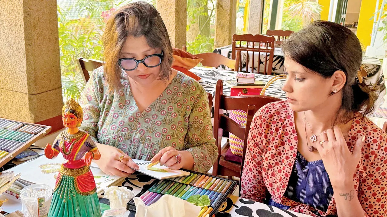 Women-only art retreat in Puducherry lets participants paint, pause, reconnect Pragya Mittal (left) demonstrates the use of oil pastels to a participant at a previous session. Pics courtesy/The itchy boots