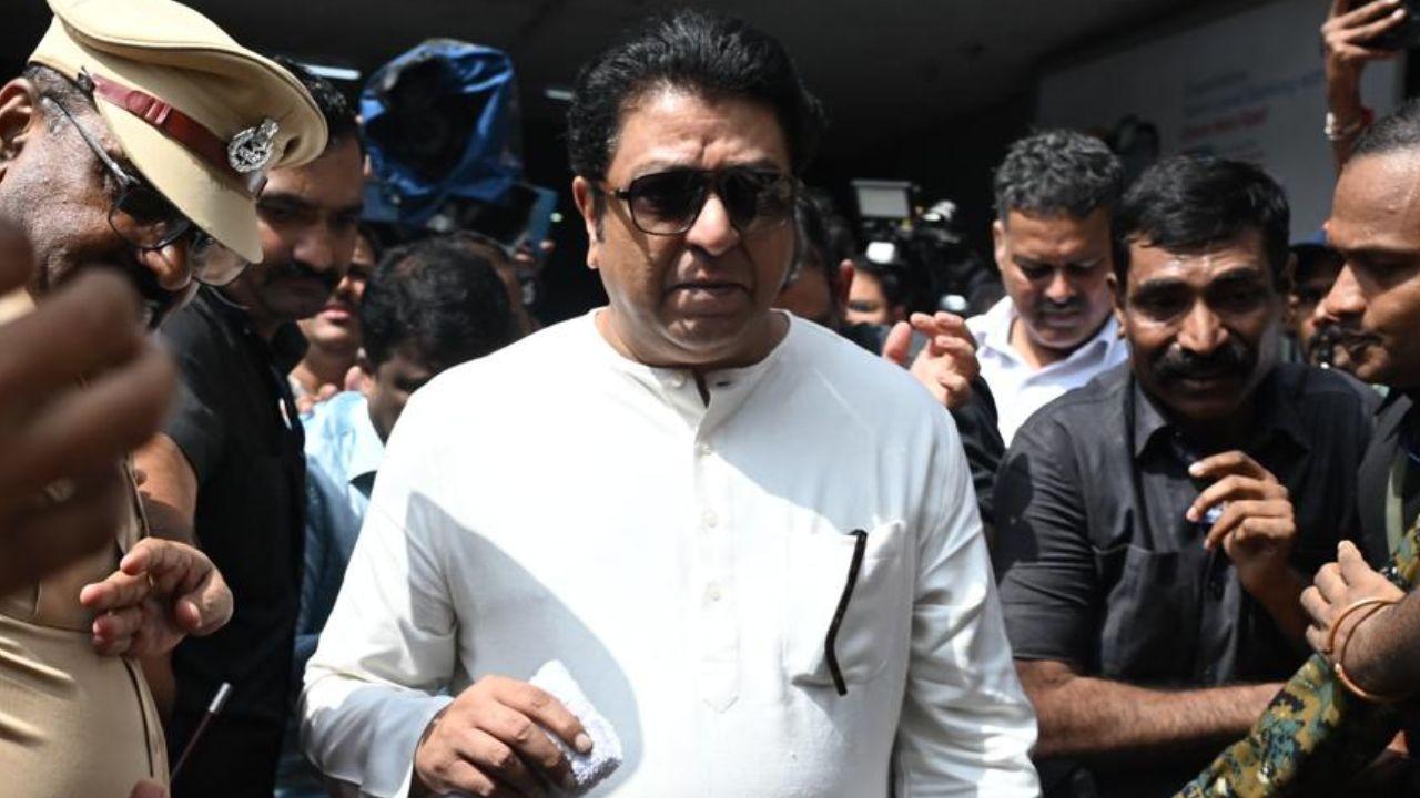 IN PHOTOS: Raj Thackeray takes train from Dadar to Churchgate to join rally
