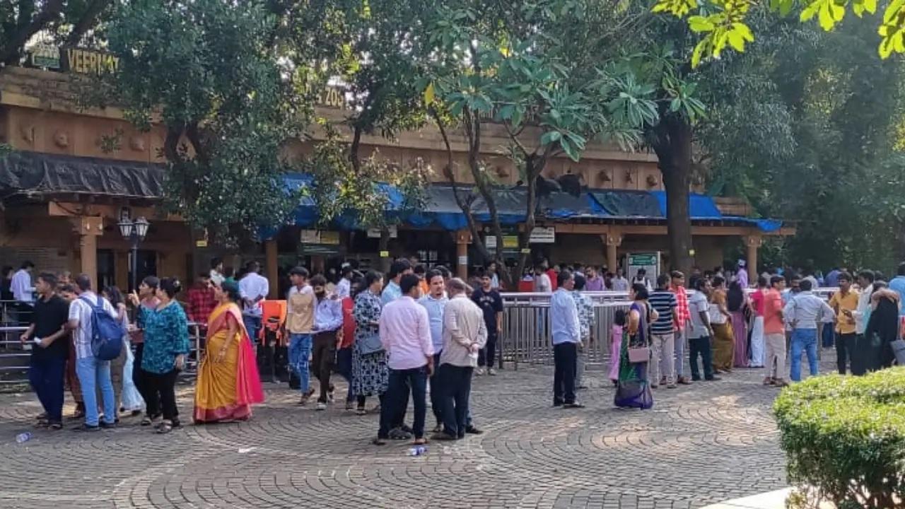 Most recently in 2022, the Byculla Zoo has been renamed Veermata Jijabai Bhosale Vanaspati Udyan va Pranisangrahalaya to include its botanical history