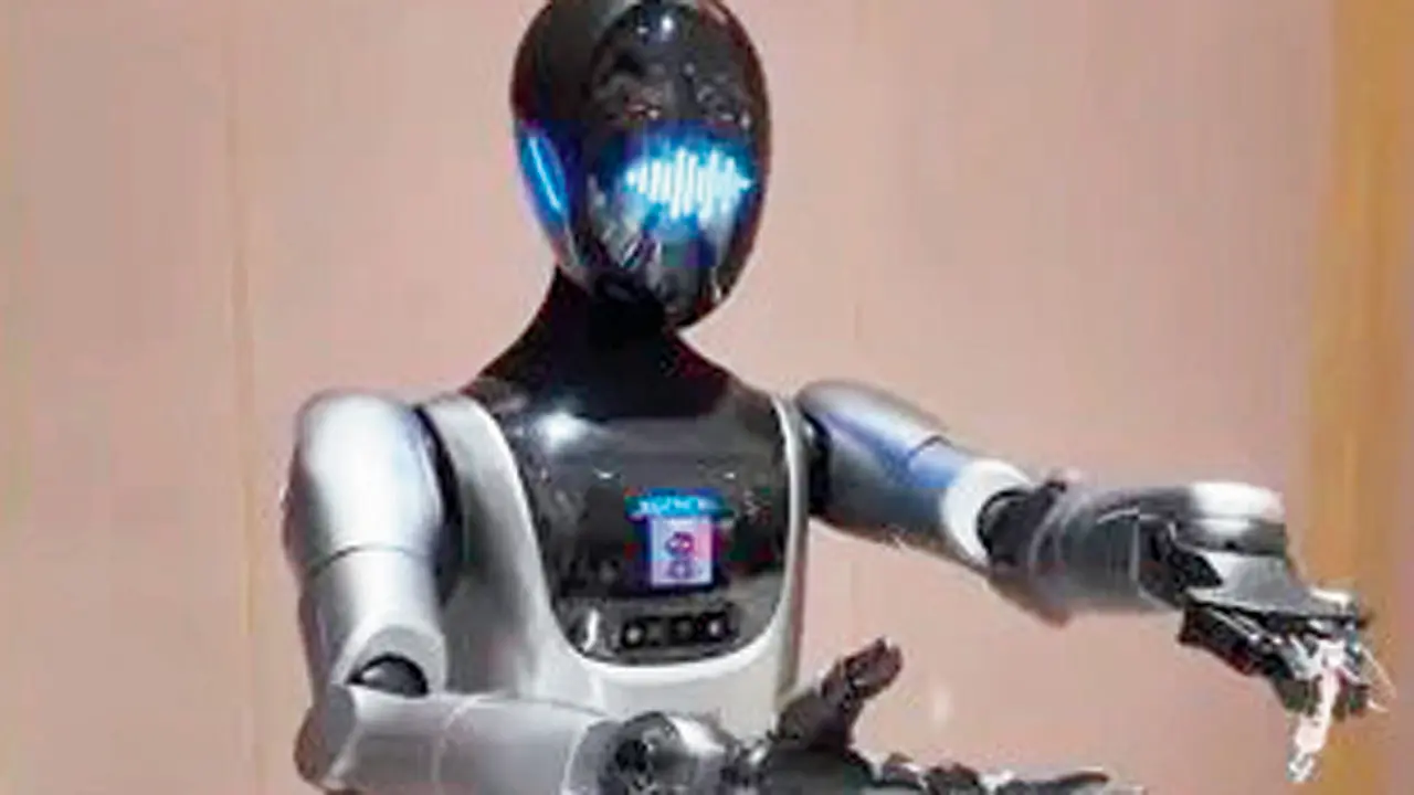 Shangri-La Traders Hotel introduces humanoid robots for guest services at Hongqiao Airport