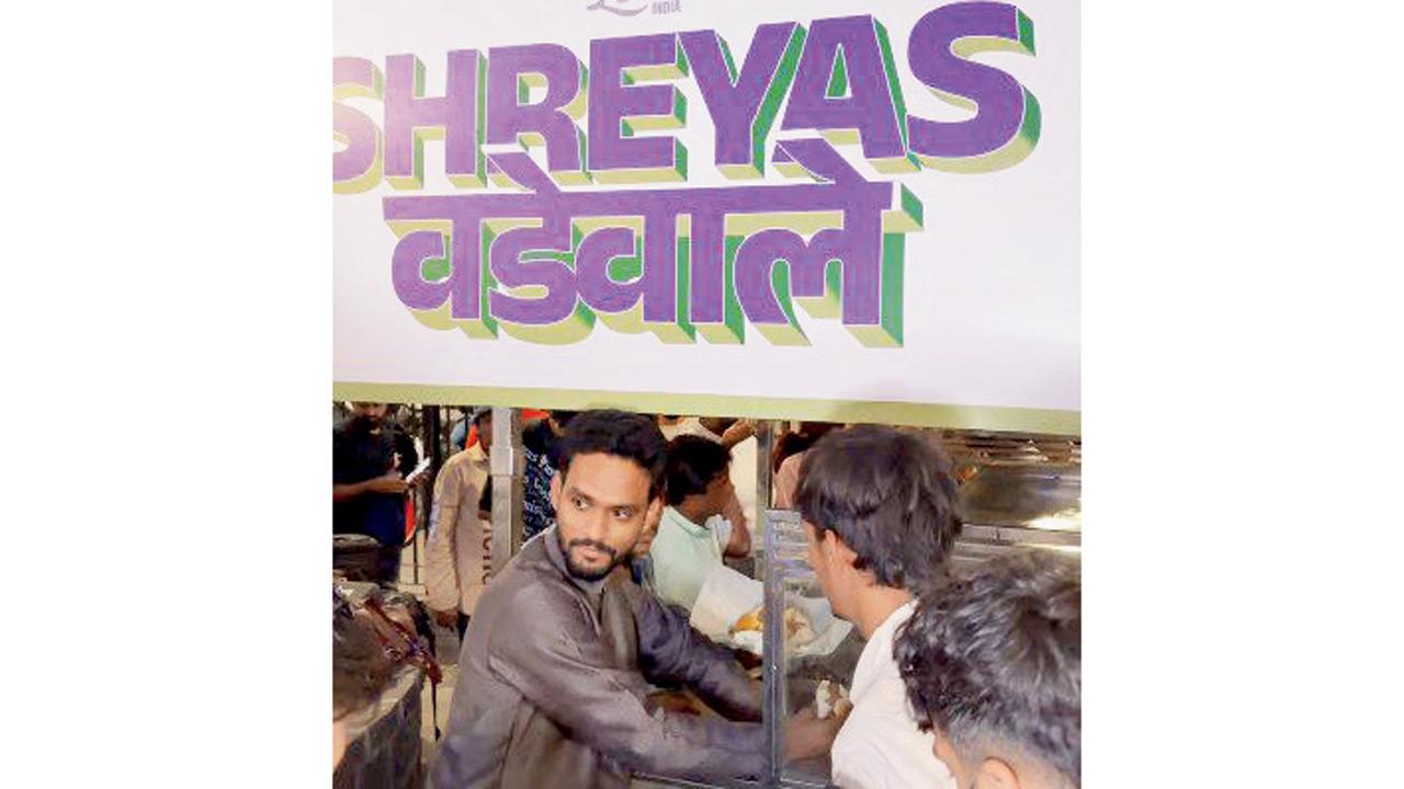 Shreyas Sagvekar hands out vada pavs. PIC COURTESY/ @ROLLINGLOUDINDiA