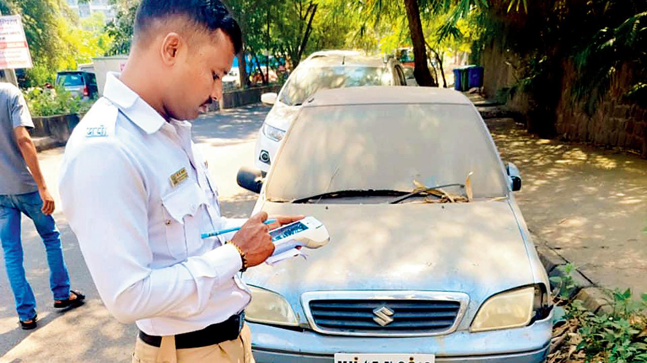 Navi Mumbai: Crackdown on abandoned vehicles in Seawoods