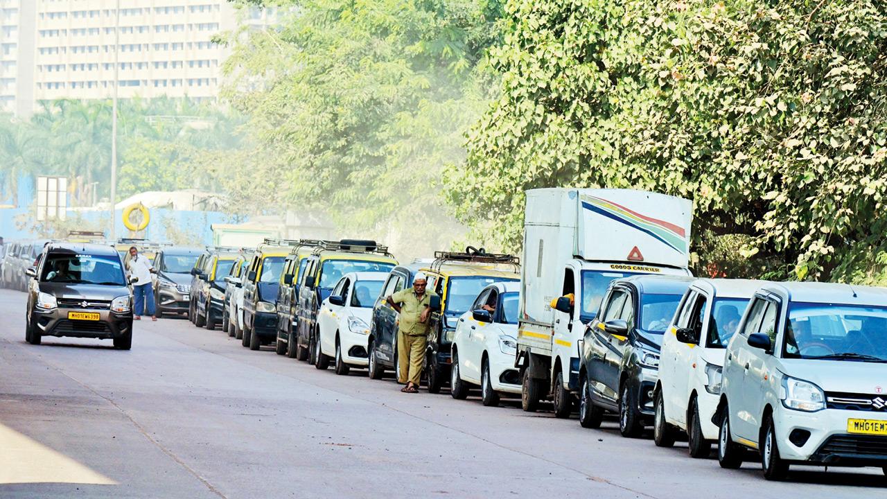 Cab drivers wait 6 to 8 hours to refuel at the Mahanagar Gas station on Sewri Chembur Road, Wadala. Pic/Shadab Khan