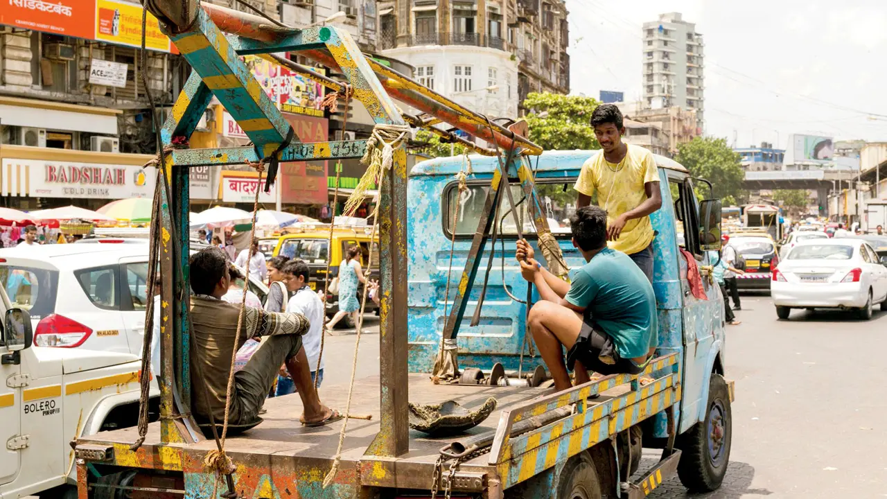 Mumbai: Woman drives off with towed car; nearly runs over two traffic officers