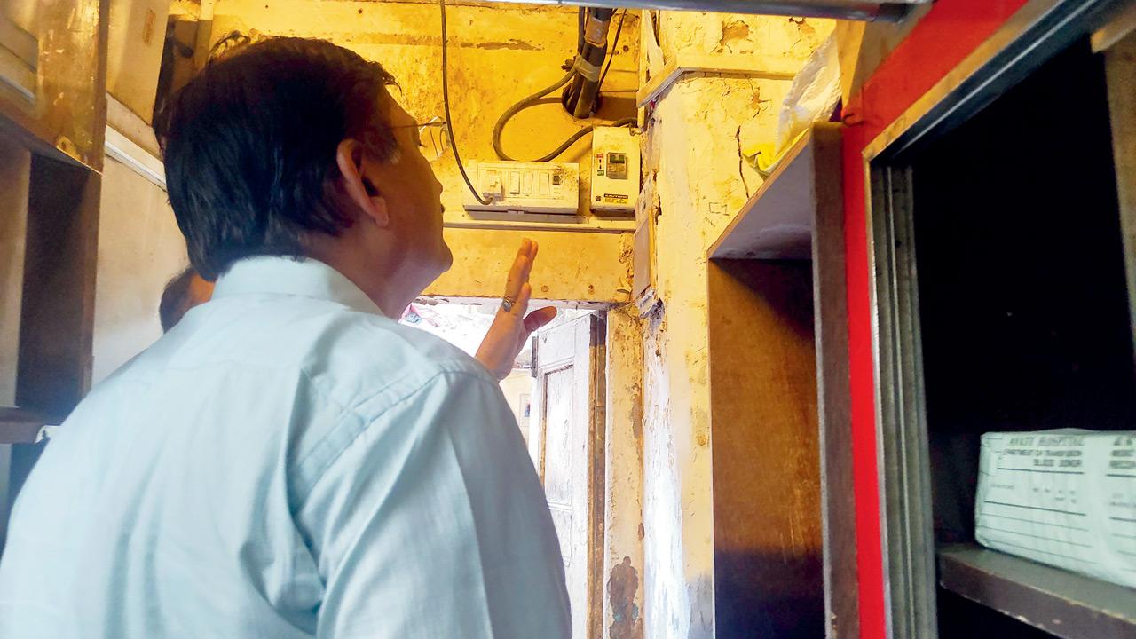 VJTI expert Vikas Phalle inspecting the site. Pics/Ritika Gondhalekar