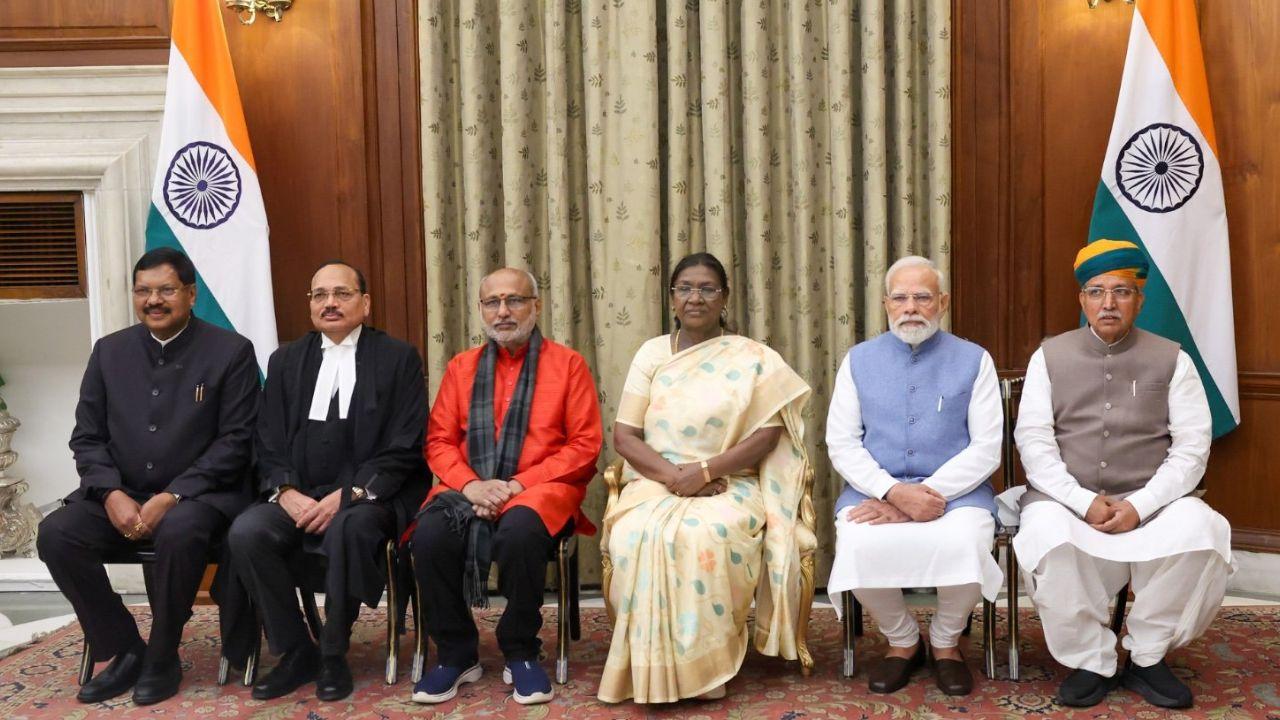 El primer ministro Modi felicita al juez Surya Kant por prestar juramento como 53º CJI El primer ministro Modi felicita al juez Surya Kant por prestar juramento como 53º CJI