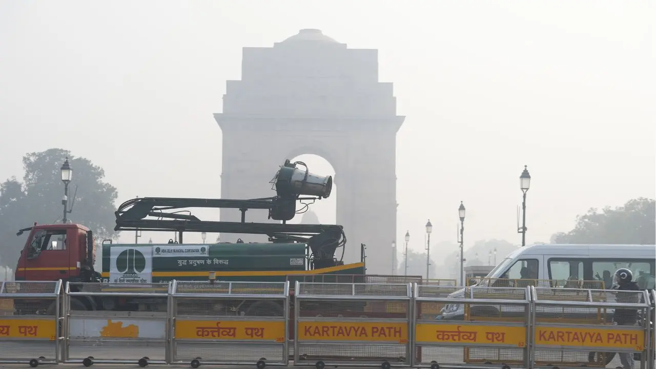 Delhi AQI update: Thick layer of toxic smog blankets NCR; AQI at 363