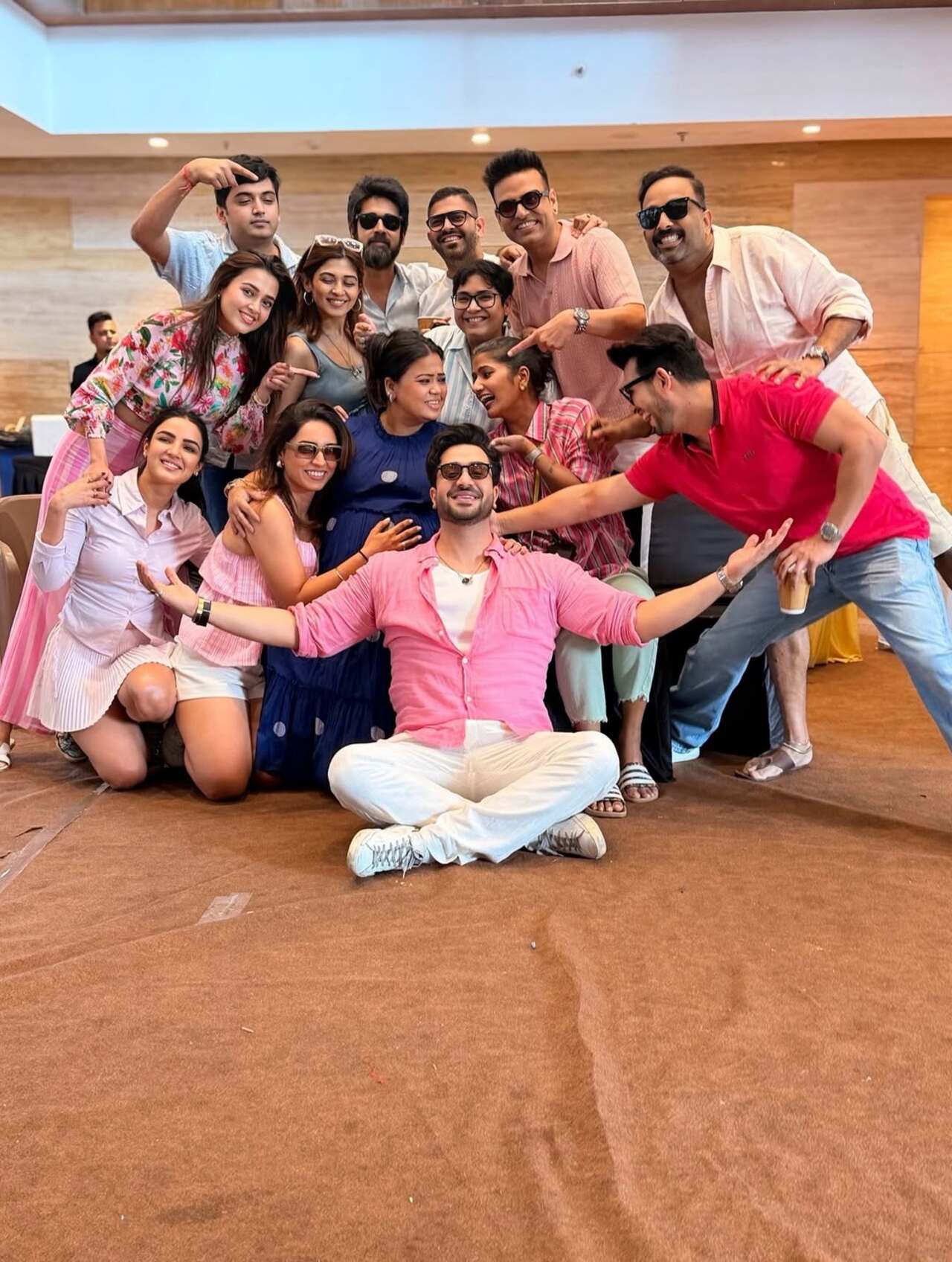 <p>The gang is here, the whole team of Laughter Chefs 2 prepared this happy surprise</p>