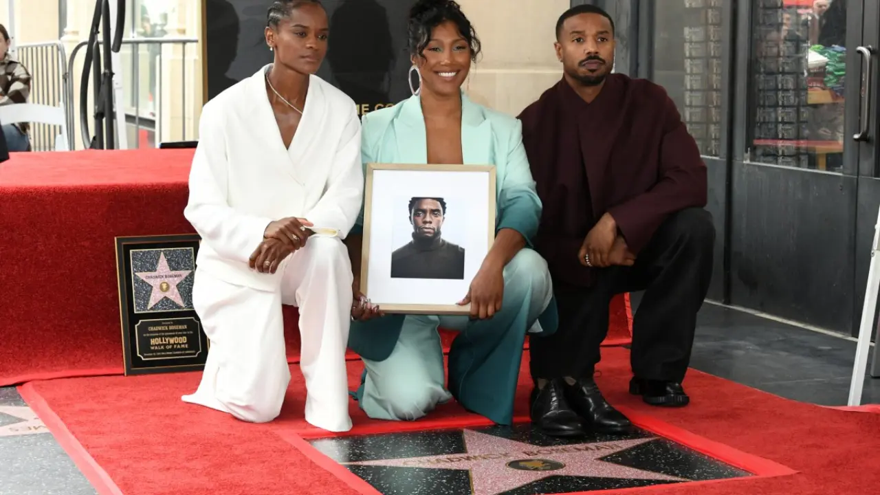 Chadwick Boseman recibió una estrella póstuma en el Paseo de la Fama de Hollywood