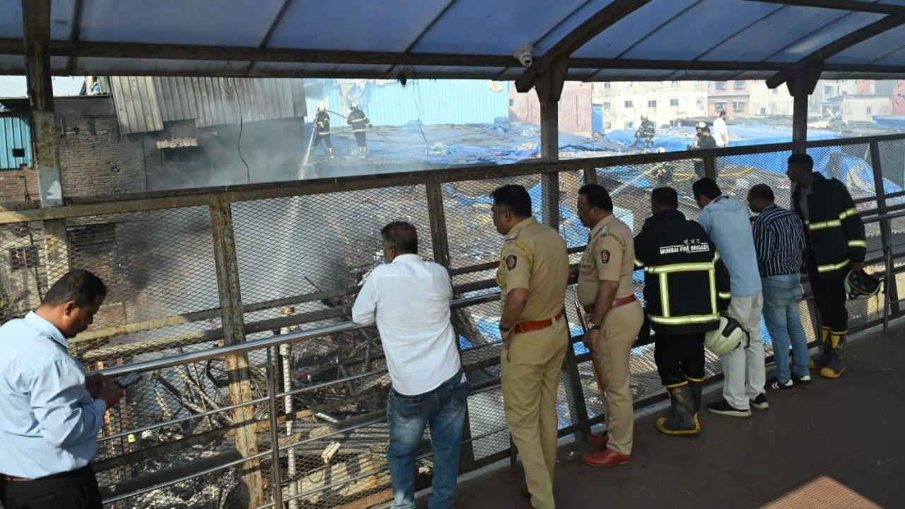  Fire brigade officials and railway authorities are jointly monitoring the situation until the blaze is completely extinguished