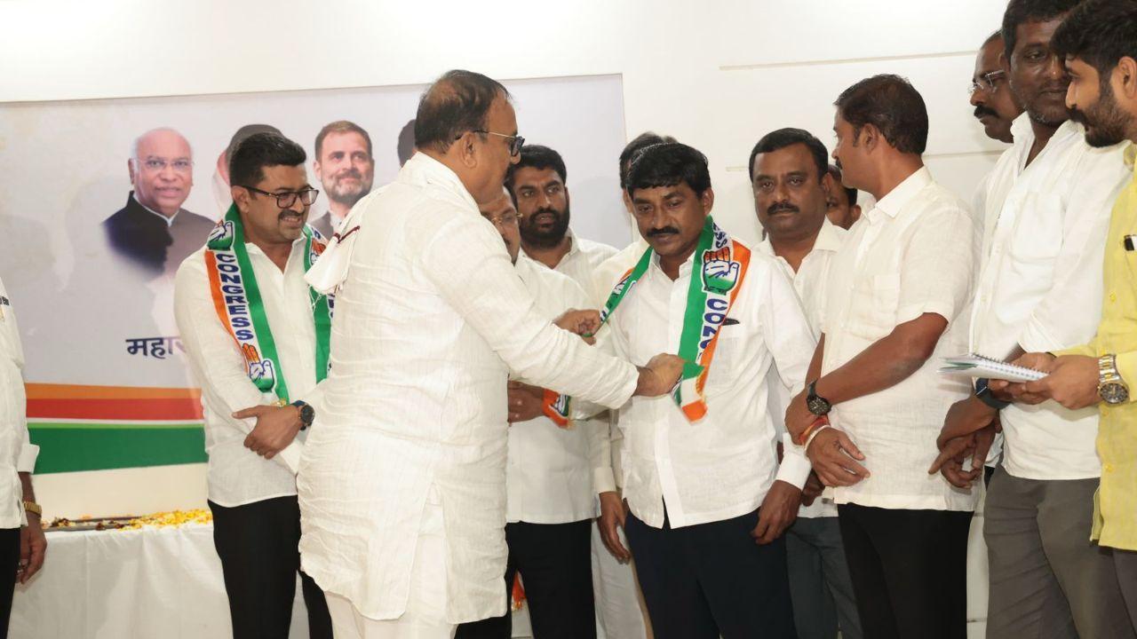 Many new workers, who had switched over from other parties, were welcomed into the Congress