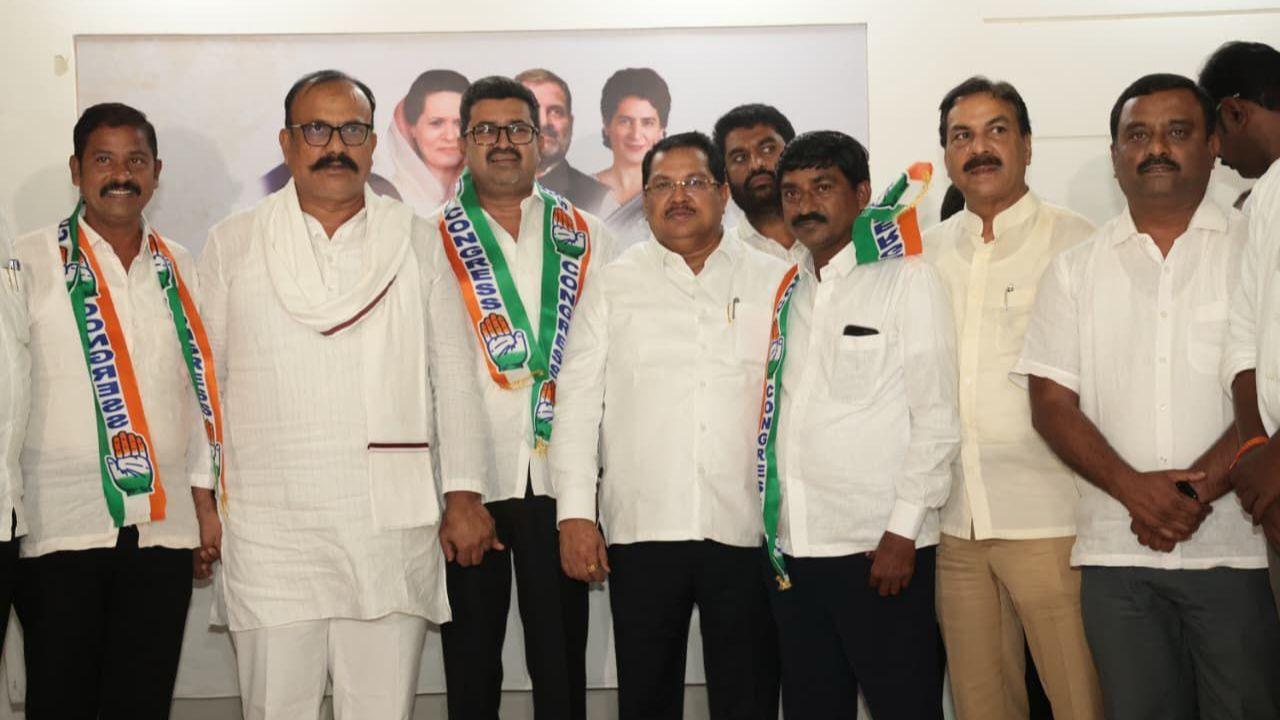 Dr Satyendra Bhusari, former president of Chikhli Taluka Congress in Buldhana district, passed away tragically in an accident. The State Election Committee meeting began with members observing a moment of silence to pay tribute to him.The State Election Committee meeting began with members observing a moment of silence to pay tribute to him