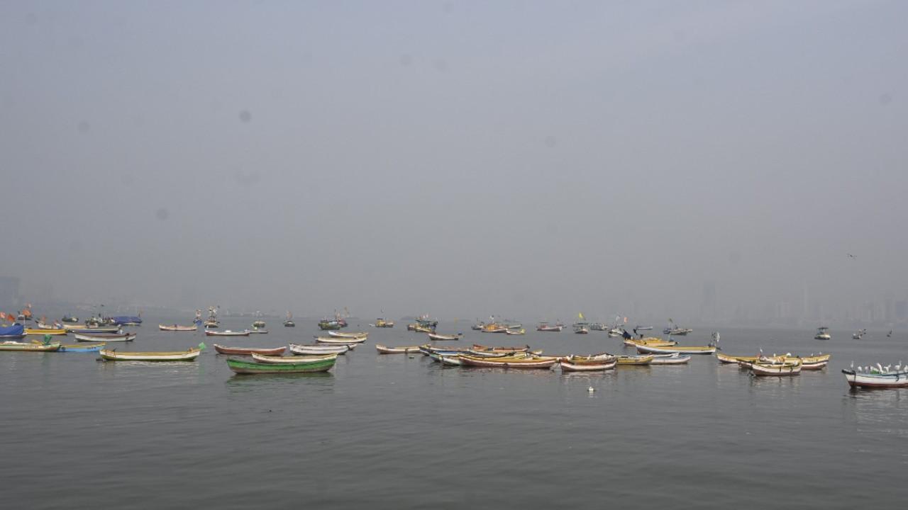 Mumbai woke up to a cool and breezy Saturday morning, with temperatures dipping to around 21 degrees Celsius, giving the city a brief winter-like feel. Pics/Ashish Raje