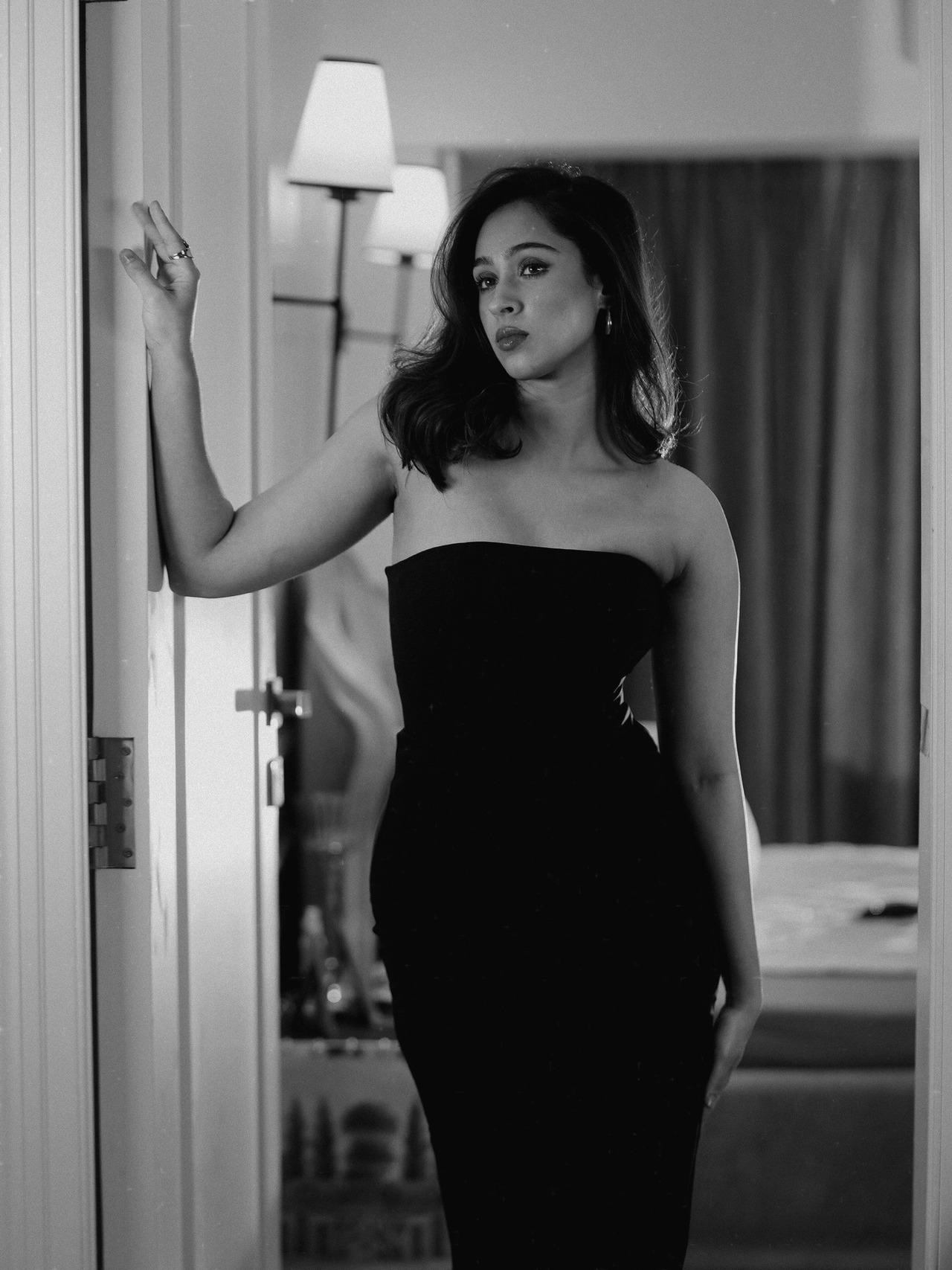 There's rarely anything sexy and elegant than a black dress. Pashmina proves it in this tube black bodycon dress that speaks for itself.