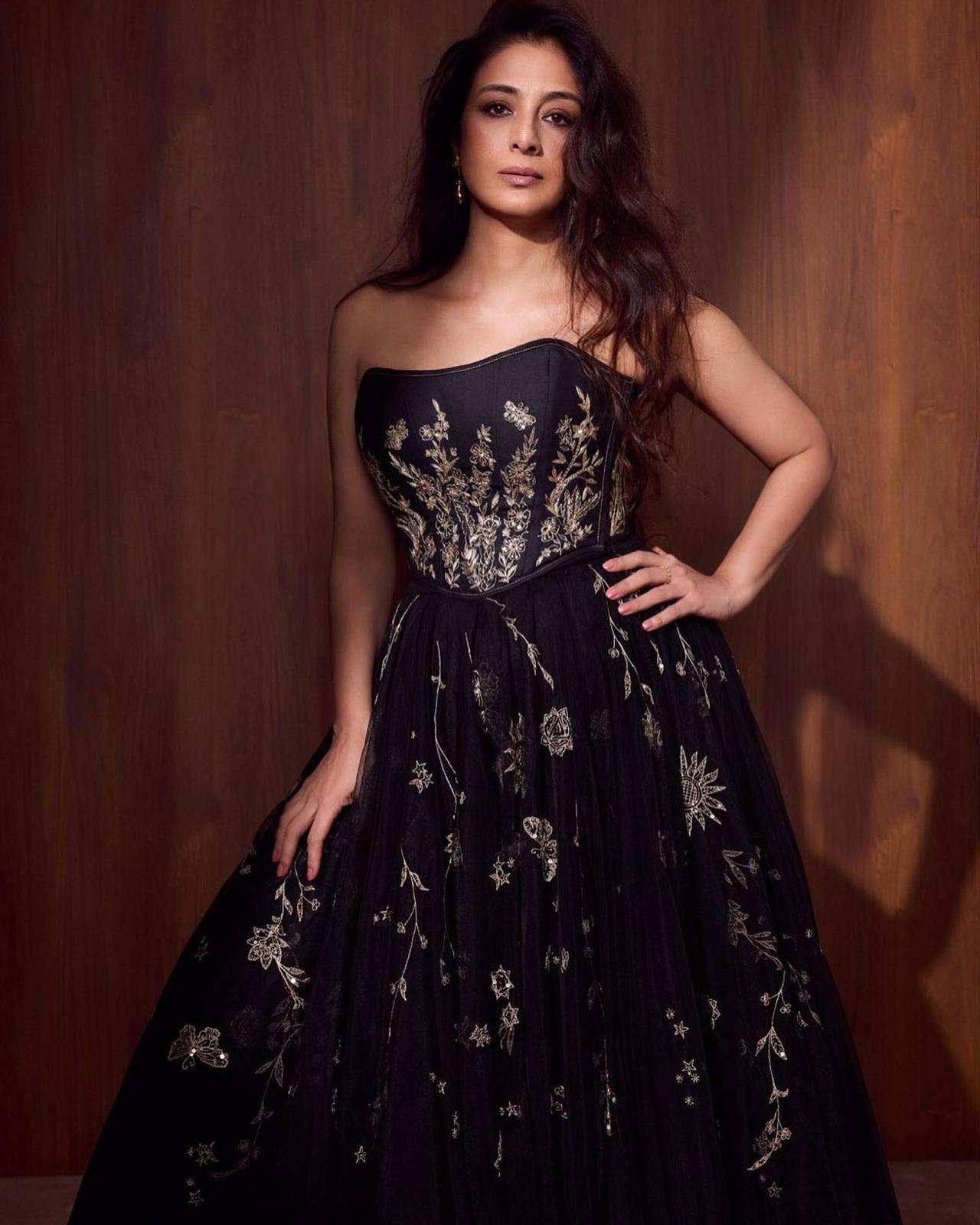 The actress looks elegant in this black corset dress that flares up around the wait. The floral embroidery around the waist add a touch of glamour and charm to the dress.