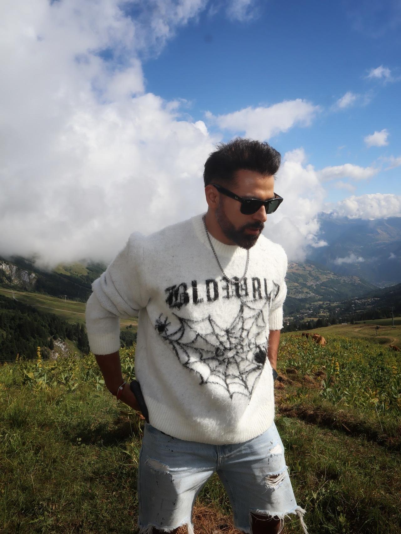 Be it a long drive, a vacation or a casual coffee hopping, one can never go wrong with a sweatshirt and denim. Rithvik does it effortlessly accessorising it with a long chain and sunglasses.