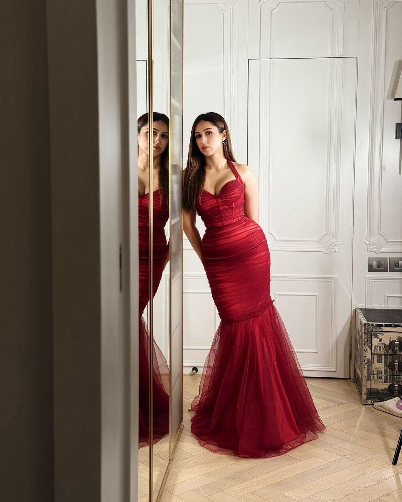 Radiant and sultry, Pashmina's charm shines in this red mermaid gown that accentuates her figure. She keeps its minimal with her jewellery letting the glamourous outfit do the talking.